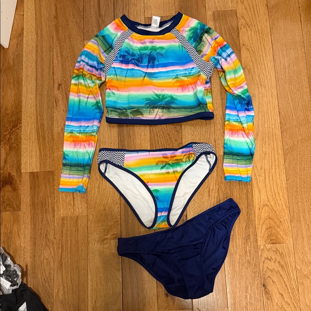 Venus bathing suit rash guard size medium and 10 NEW